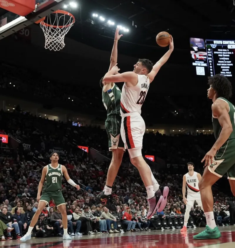 博鱼体育-制霸内线！多诺万-克林根更新Ins晒近期赛场照与球迷分享