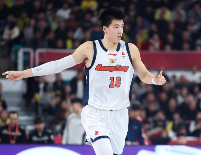 博鱼体育官方入口-虚惊一场！广东国手焦泊乔崴脚被搀扶退赛 无大碍出席发布会